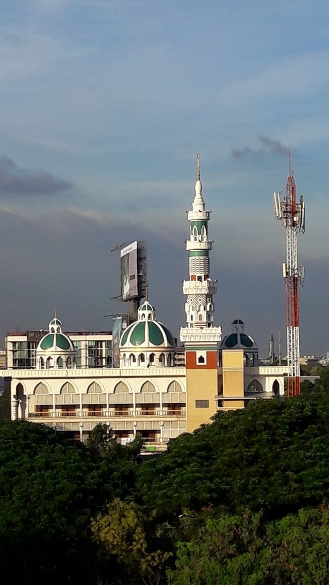電車に乗っていたら見えたモスク、意外と多いモスリムなタイ人。
