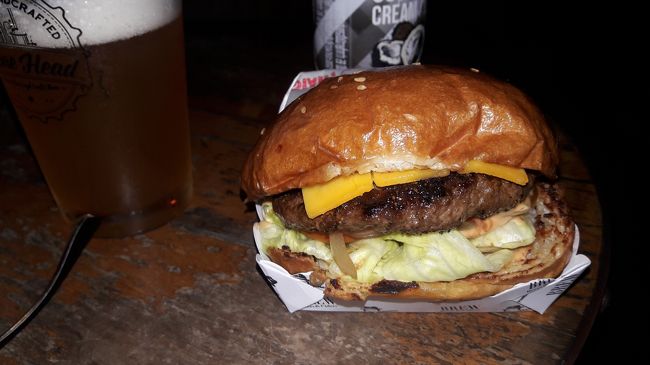 ボリューミーなハンバーガーを地ビールと共に頂きました。