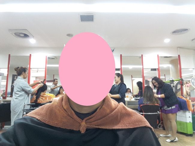 オシャレな美容院（床屋さん？）で散髪します。<br />安くて丁寧でフレンドリーでお勧めです！？