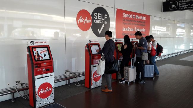 エアアジアでクアラルンプールへ。<br />チェックインカウンターは中国人旅行客で大行列でしたが<br />チェックインは機械ですれば並ぶ必要もなくすいすいでした。<br />（中国人はお土産が多く荷物が多いのでカウンターでチェックインです）<br />