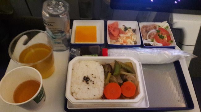 機内食は和速をチョイスしたけどこれは失敗でした。<br />最近温かいスープをすすめてくれます。