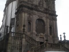 市庁舎を背にして　右へ上って行くと　ポルトのランドマーク　クレリゴス教会に着く。坂の上まで頑張って上ってまた此処の７６メートルの塔に登るのは　かなりきつかった。