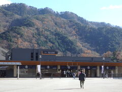 運転をまた交代して、今度は鬼怒川温泉駅へ。
駅前の駐車場に停めて、お茶することに。

山の紅葉は終わりつつあるけど、まだ少し赤いですね。