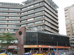 南門市場の前を通って中正記念堂駅へ