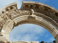 　ハドリアヌス神殿　
　２世紀のローマ公営ハドリアヌスに捧げられた建物、玄関の装飾が美しいです。
中央は女神ティケ

