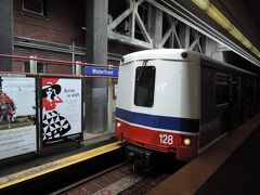 　シーバスに乗るため、バラード駅からウオーターフロント駅までの一駅間だけ乗ったスカイトレインの車両です。
　お台場と新橋を結ぶ「ゆりかもめ」と同様、無人運転です。