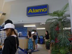 9時半頃ハイアットの裏にあるAlamoに到着。
まだ込み合う時間帯のよう。
海パンにTシャツの日本男子4人組や日本人カップルとか皆楽しそうに手続してる～
手続きしてのんびりしてたら何故か配車はカップル達より先に呼ばれて慌てて荷物落とす(>_<)
日本からネットで予約してたから早かったのかな…15分位待たされる時もあるから余裕みた方が良いです。この後10:30に予約してるけど大丈夫かな…とちょっと心配に。。

この日は割り切ってコンパクトカーを保険全てコミコミプラン。
とあるサイトから予約するとＧＰＳが無料とあったので半信半疑で(ごめんなさい!)申し込んだら本当にカーナビ付いてきた！
前回もでしたが、すぐに日本語に設定してくれるし、Alamoレンタカー私は好きですね。