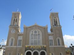 一旦ホステルに戻って、買ってきた魚に名前書いて共同冷蔵庫に入れる。

コモンスペースに行ったら昨夜会った大学生がお昼ごはんのスブラキ食べてて、「高田馬場でスブラキ屋やったら絶対繁盛する」って言ってた。
私もそう思うけど、都心でギリシャの標準価格の2.3EURで売るのは厳しいだろうな。

ちなみに学生は遺跡の共通チケットが半額の15EURで買えるのだそうです。

ホステルでしばらくだらだら過ごした後、お昼ごはん食べに行く途中でミトロポレオス大聖堂に立ち寄る。

