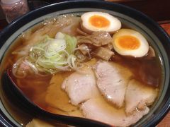 体が冷えて温かい物が食べたくなり、何気なく通りがかって気になった満月 仙台定禅寺店に入りました。列に並びながら調べたら、酒田ラーメンで有名なお店なんだそうです。

仙台で酒田ラーメン？って思ったりもしたんですが、醤油ベースのスープにワンタンがいっぱい入っていて美味しかったです。