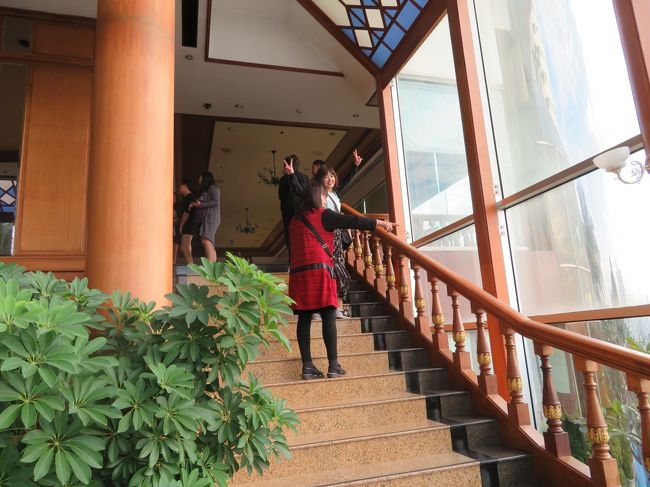 旅行2日目、タイで初めての朝食です。指定されたビュッフェ会場に向かいます