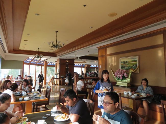 広い会場に感激。おおぜいの宿泊客で賑わってました