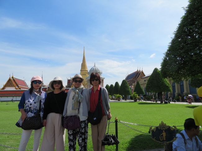 今日は、市内観光半日をオプションで予約してあったので、宿泊ホテルに9時30分に迎えが来てくれました。1人辺り3331円でした。最初に王宮とワットプラオに行きました