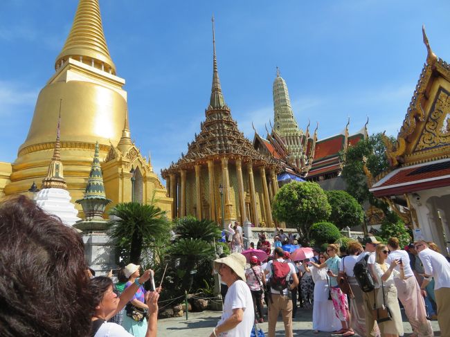 多分この目立った塔の中に首から上がエメラルド色の仏様が祀られていると思うのですた…。多分？…です。エメラルド仏は写真撮影禁止です