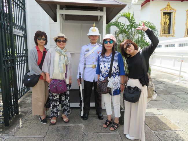 守衛さんとパチリ。ここで王宮＆ワットプラオの観光はおしまい
