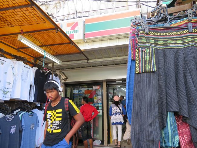 半日観光でジムドンプソンにも行きたかったのですが、時間が足りないという事なので、そちらはキャンセル。カオサン通りで降ろしてもらい、あとは夕方まで自分たちで散策する事にしました。タイのコンビニって、ほとんどセブンしか目立ってませんでした。こちらはカオサン通りにあるセブンイレブンです