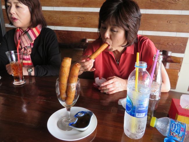 こりらのお店でランチ。やっぱり屋台で食べるのは勇気が要ります