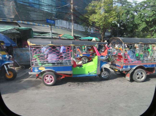 カオサン通りを楽しく、安くショッピングを楽しんだ後は、現地の人々のご用達・トゥクトゥクを利用して今夜の予約済オプション「ニューハーフショー・カリプソ+タイ舞踊鑑賞夕食付」に参加すべく、ピックアップホテルに向かいました。このオプション代金は1人当たり4996円でした