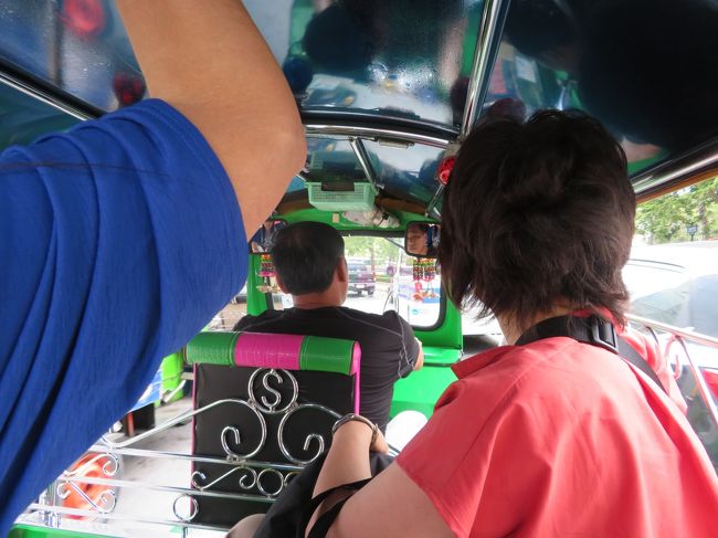 定員なんてお構いなし。4人目はお尻を半分出して必死でそこらにつかまって乗ってました。渋滞の激しいバンコクの道路、タクシーでは間に合いそうになくても、割り込みお構いなしトゥクトゥクだとバッチリＯＫ。観光客値段で現地の人の倍くらい払ってたみたいですが、それでも1回800円位で利用でき、大変便利でした。カオサン通りで時間をかけ過ぎた為、運転手さんに時間指定でお願いして、やっと集合時間に間に合わせてもらいました。タクシーだったら絶対、間に合わなかったと思います