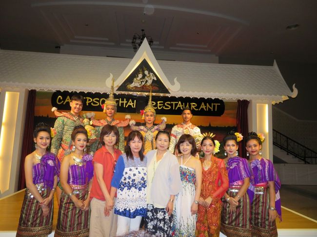 舞踊ショーを見ながらのお食事のあとは役者さん達が各テーブルを回ってくれて記念写真。最後に全員の役者さん達と1グループごとの写真撮影、すべて無料でした