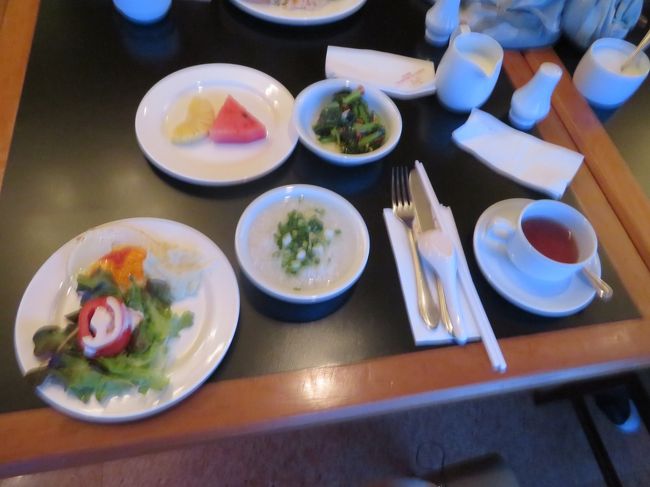 3日目、朝5時起床で準備をし、6時オープンの朝食ビュッフェであさごはんを済ませました。7時15分集合・出発の「水上マーケット+アユタヤ遺跡+像乗り体験昼食付」のオプションに参加するためピックアップホテルに、すっかり馴染みになったトゥクトゥクに乗って向かいました。参加費は一人当たり7661円でした。これは安かった！！感激しました