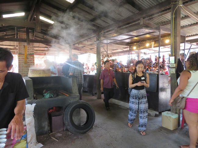 参加者は日本人ばかりで3グループ11人、全員女性でした。最初にココナッツファーム見学。ＪＴＢとか日本人グループが多く集まってました