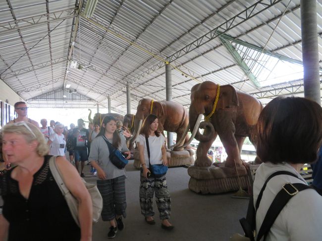 ココナッツファーム見学の後、日本から楽しみにしていたダムヌンサドアク水上マーケットに行きました。乗り場入口には木彫りらしき大きな像の彫り物が出迎えてくれて、雰囲気バッチリでした