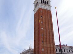 サンマルコ広場にある時計塔。一番上までエレベーターで上がることができる。結構並んでいたが、回転はよかった。