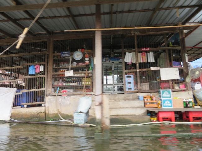 乗り場付近は人家とか有りませんでしたが、ボートで進んで行くうち、川幅も広くなっていき、お店みたなのも所々に見えました