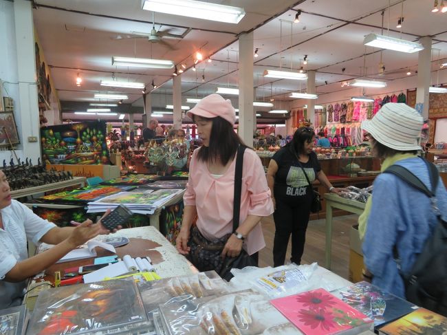 モーターボートで1時間以上乗って着いたところでもちゃんとお土産やさんがあって、見てるだけでも楽しかったです