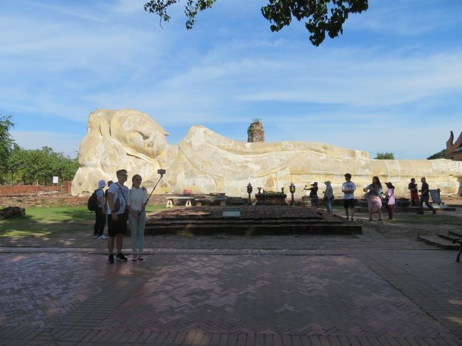 昼食の後は車に揺られてアユタヤ遺跡へ…