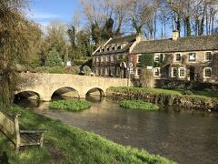 バーフォードから約２０分、続いての村は、「バイブリー」です。
詩人ウィリアム・モリスに「イギリスで最も美しい村」とも言われた村です。
