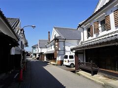 肥前浜宿
江戸時代には長崎街道の脇街道である多良海道の宿場町として栄え
多良岳山系の良質な水と佐賀平野の米に恵まれ、江戸時代より酒造りが 
盛んな地区で今でも酒蔵が残る町並みは通称「酒蔵通り」と呼ばれています
