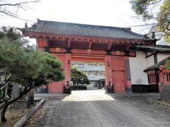 東大の赤門？　じゃありません

旧鹿島城の本丸跡の閑静で緑豊かな公園内にあり、その城門であった
赤門は、鹿島高校の正門として、また、シンボルとして在校生、卒業生の
大きな心の支えとなっているそぅです

　佐賀鍋島藩の支藩鹿島藩の居城が鹿島城
