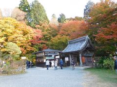 百済寺　受付（表門）（駐車場から入ったのだが、実はこれより下に長い表参道があると帰宅後に知った）
