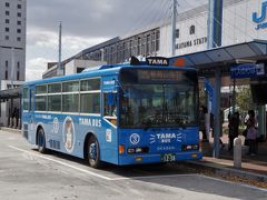 今回の旅は岡山駅から。路線バスで小豆島行きのフェリーが待つ新岡山港へ向かいます。バス停のきっぷ売り場で新岡山港までのバス乗車券と小豆島（土庄港）までのフェリー乗船券がセットになった「かもめバスキップ」（片道1,300円）を購入。それぞれのキップを買うより240円オトク。