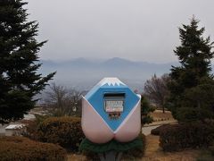 桃と富士山の郵便ポスト。残念ながら、本物の富士山は雲の中。