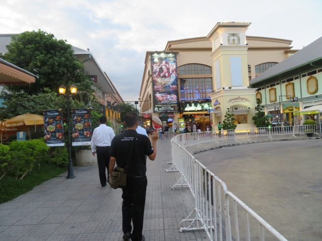 3日目観光スケジュールをすべて終え、ピックアップホテルホテルに戻ったのが夜8時くらいでした。トゥクトゥクで直接、昨日行って気に入った、カリプソ劇場が入ってるショッピングモールに行きました