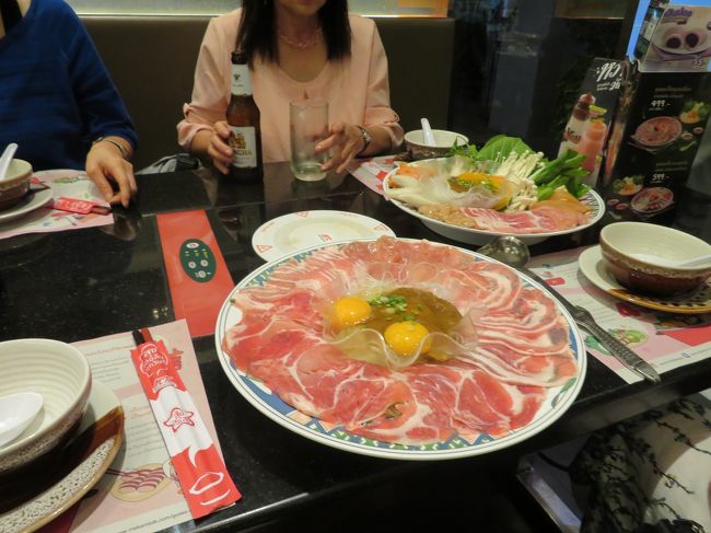 モールの入って直ぐのレストランでタイシャブの夕食です。4人で飲み物1杯づつ付けて、日本円で約4500円。安い！！