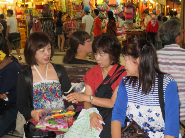 その後モールでお買い物三昧。現地のナラヤという雑貨やバッグのブランドショップが大人気との事で、奥の方にあったお店に行きました。評判通りで皆大興奮！！空港にもナラヤは入ってましたが、断然こちらの方が品数多かったし、安かったです。帰国の準備もあるので、午後11時半くらいにはホテルに戻りました