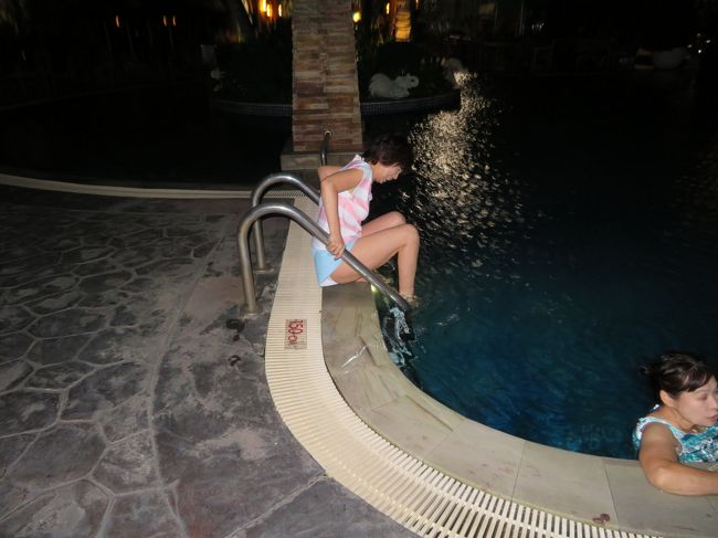 せっかくなのでホテルのプールにも入ってみました。真夜中なのに全然寒くない。やっぱり南国の地は違う…