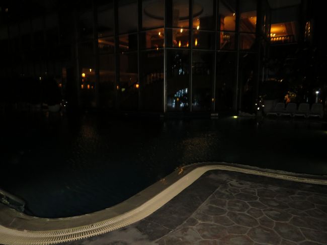 プールバーでは西洋の旅行客がまだまだお酒を楽しんでました