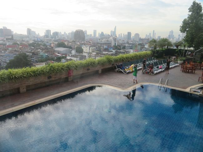 こちらが昼間のプール。11Ｆ上に位置してるので眺めも最高です