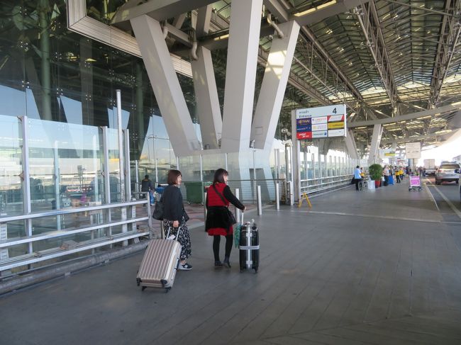 ホテルチェックアウトを済ませ9時30分にホテルを出発、空港に到着しました