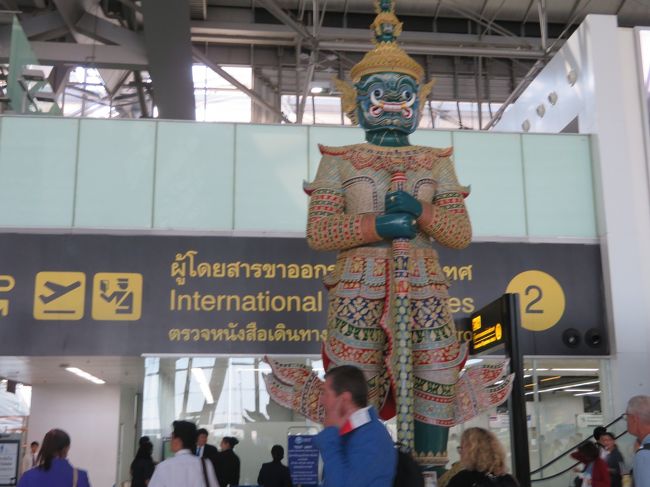 空港内、いたる所にタイの仏像が設置されており、異国情緒出してました