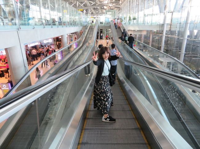 旅客玄関口には、この立体的な歩く歩道…が。伝統と未来的な空間が程よく混じっていて、本当に素晴らしい国際空港の一つだと思いました