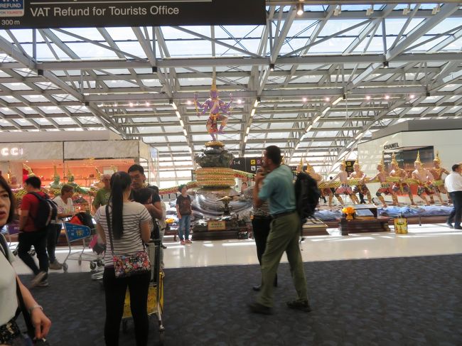 無事出国手続きを終え、保安エリアに入ると、この有名な綱引きをしてるような像が迎えてくれます。よい目印になりました