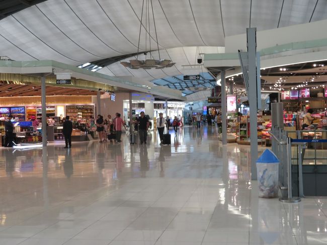 広い免税ショップエリアでお買い物。本当は飛行機に搭乗する前にランチを食べようと予定してたのですが、皆買い物に夢中で、とうとうお昼抜きで飛行機に乗るハメになってしまいました。お値段は成田よりもちょっと高めだったかな