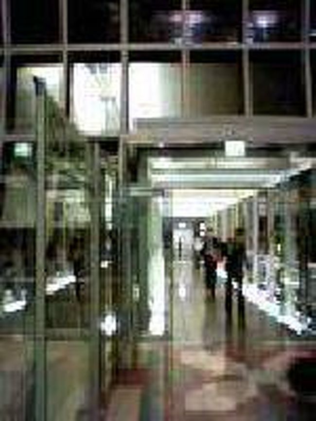 [２００７/３/１６]　(スワンナプーム国際空港到着)<br /><br />マダガスカル航空に乗るために、昨年のドンムアン空港以来バンコクに到着。空港は、なかなか近代的なビルディングになっているな～。