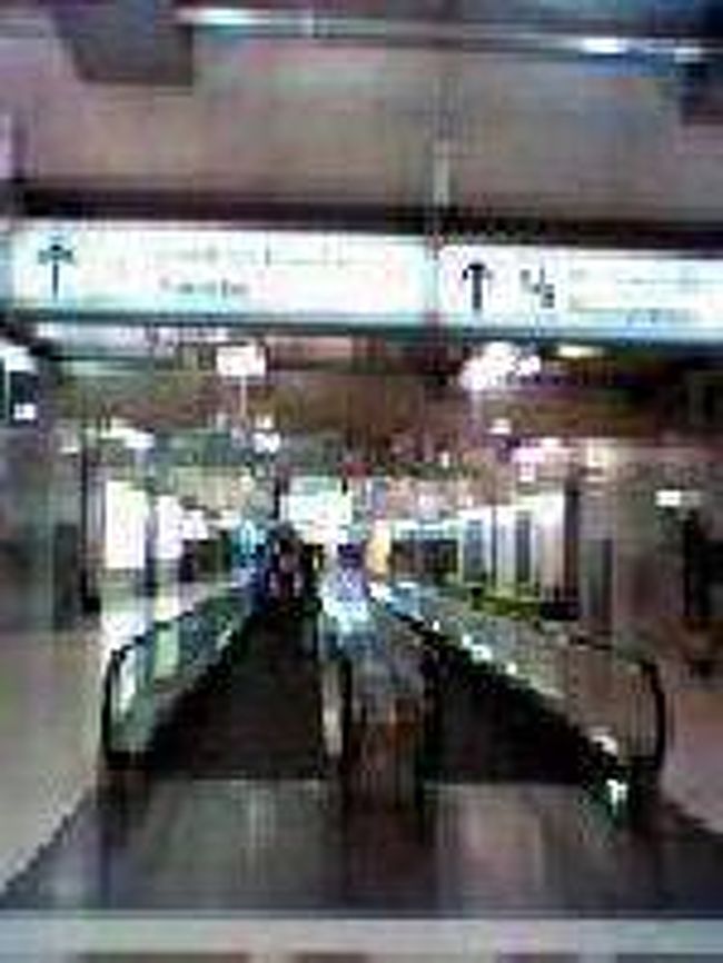 [２００７/３/１６]　(スワンナプーム国際空港内)<br /><br />入国や乗換えの案内に従っていく。