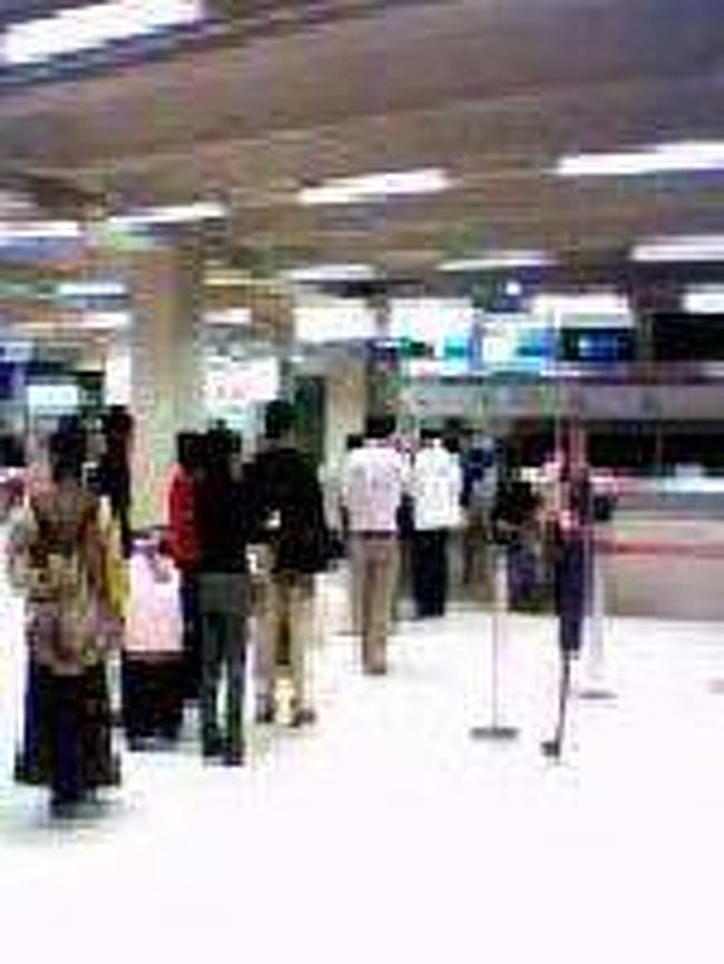 [２００７/３/１６]　(空港内（入国、乗り換え案内）)<br /><br />国内線のチェックインカウンター（乗り換え）があり、その左手横にセキュリティーチェックがあり国内線ターミナルへ。プーケットやチェンマイへ行く人は現地で入国手続きする案内がありますよ。